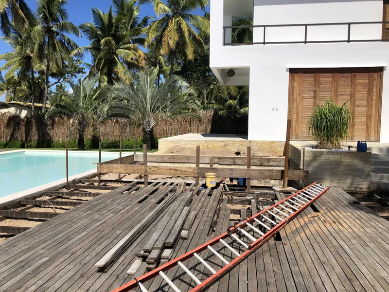 Deck em construção com piscina